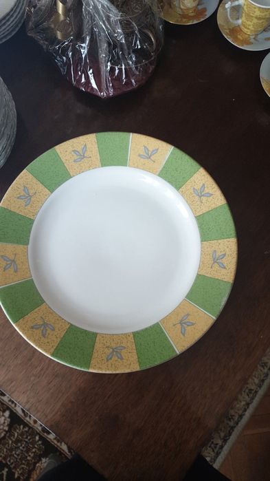 Сервизи/ комплекти чаши и чинии