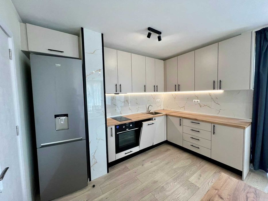 Дава се под наем Тристаен апартамент в София, Студентски град - 108 кв.м за 899 € - Снимка #1