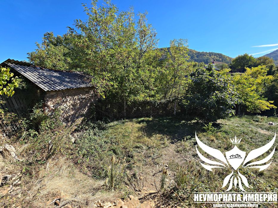 Продавам двуетажна къща 195РЗП с широк двор 1020кв. в с.Тополово