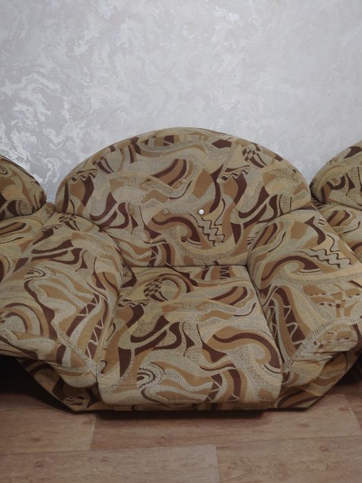 Продам диван с креслами