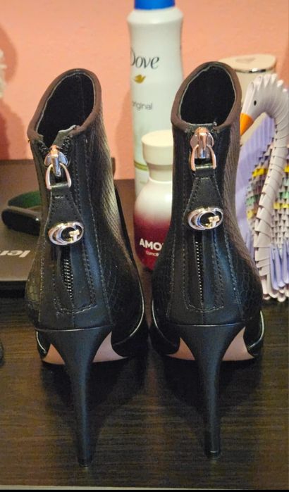 Botine de piele de damă Guess