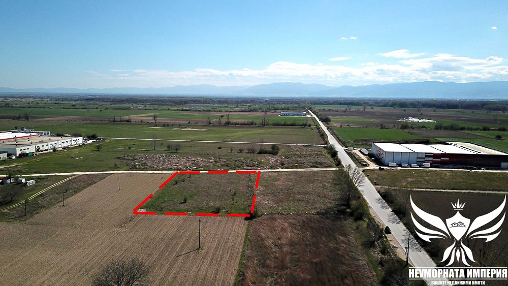 Продавам земя 4900кв.м. на втора линия към с.Стряма