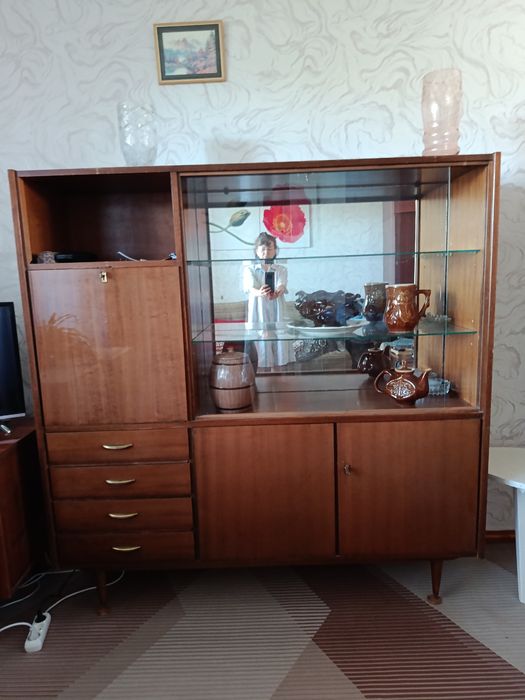 Продам сервант для посуды