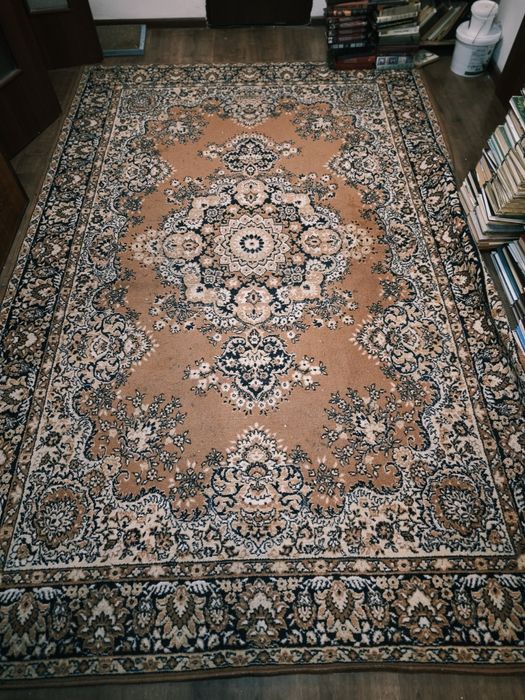 Ковер шерстяной 2*3 м  состояние отличное . Висел не стене .