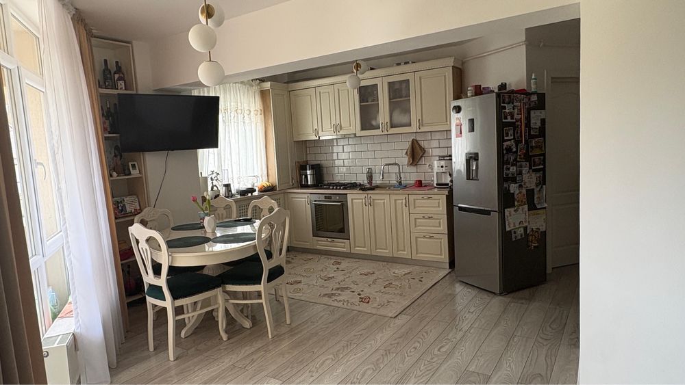 PERSOANA FIZICA.Inchiriez apartament cu  3 camere si loc de parcare in spate la Alpha Bank Pacurari