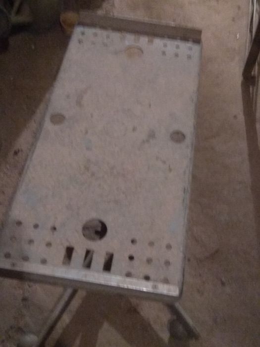 Металлический сервировочный столик на колесах.