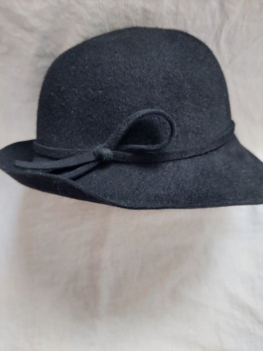 Филцова  шапка в черно .Обиколка 56 см.