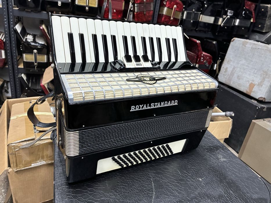 Acordeon RoyalStandard cu 60 de basi