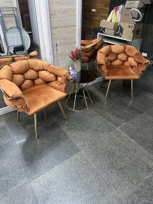 Столове два броя с маса като нови