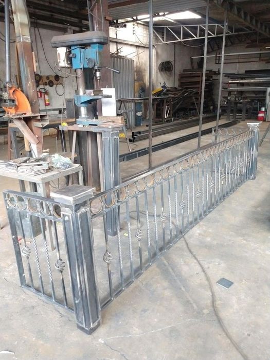 Перила решетки вароты из металла мебилы и хай тек стиля лофт мебель