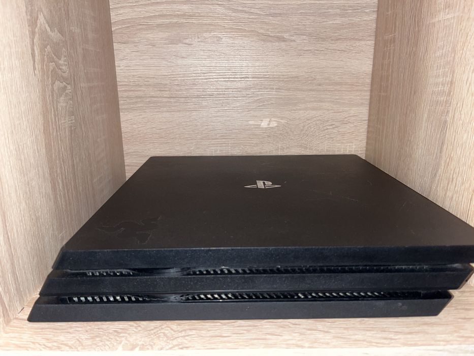 Ps4 pro 1Tb+ 4 jocuri