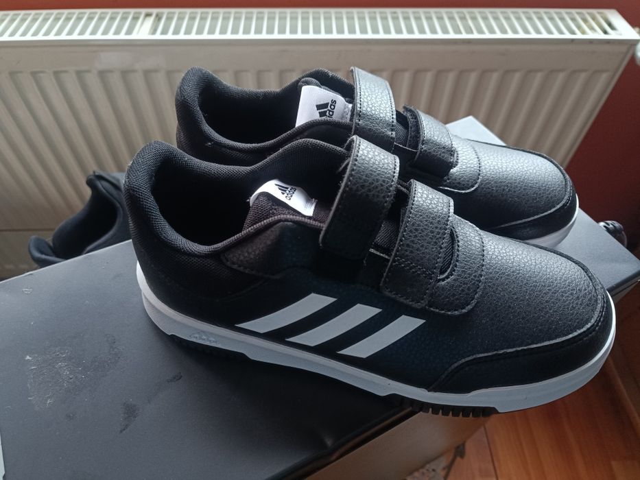 Adidași noi fără cutie