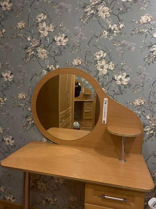 Продам шкаф угловой со столом