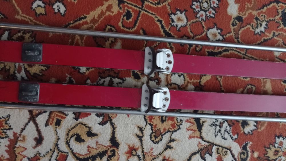 Лыжи с креплениями и палками.