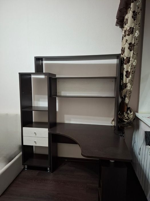 Письменный стол с надстройкой (полки, ящики)