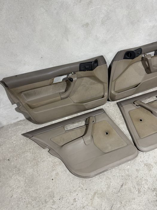 Бежевые обшивки на BMW e34