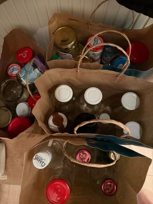 Стеклянные бутылки и банки разных размеров