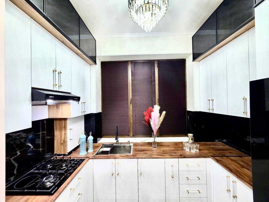 Продаётся Студия 3-комнатная 4-этаж Адрес Геофизика Мажор автосалон