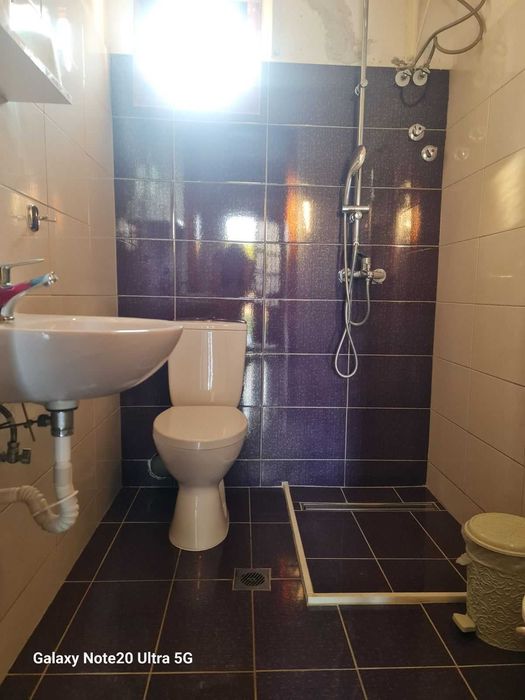 Продава три чудесни апартамента по 55 м2 в прекрасно оформен двор 400 м2 в Аспровалта, Гърция