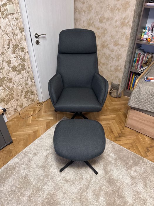 Удобно кресло с люлеещ механизъм и табуретка за краката