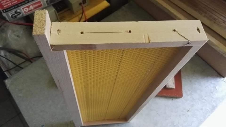 Пчелни рамки с залепени основи