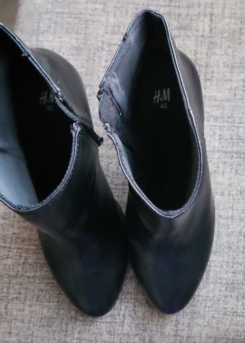 черни боти на ток от HM