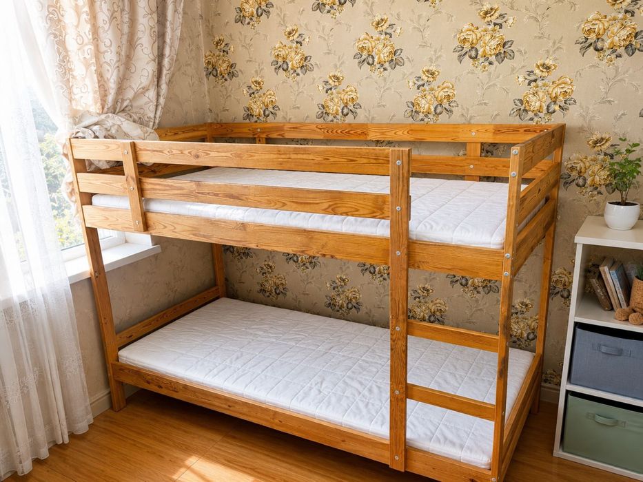 Продам двухъярусную деревянную кровать