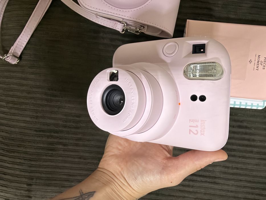 Instax Mini 12 в розовом цвете