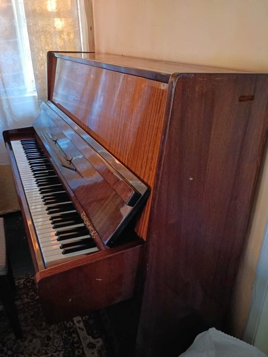 Руско пиано – класически корпус, топъл звук