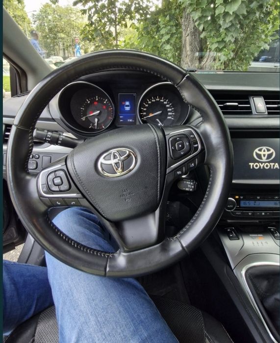 Vând Toyota Avensys