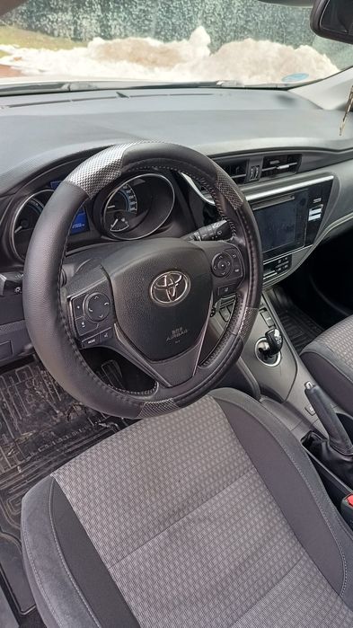 Vând toyota Auris hybrid