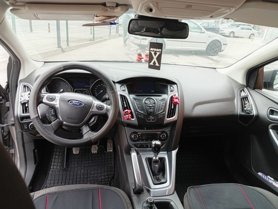 Vând Ford focus anul 2012