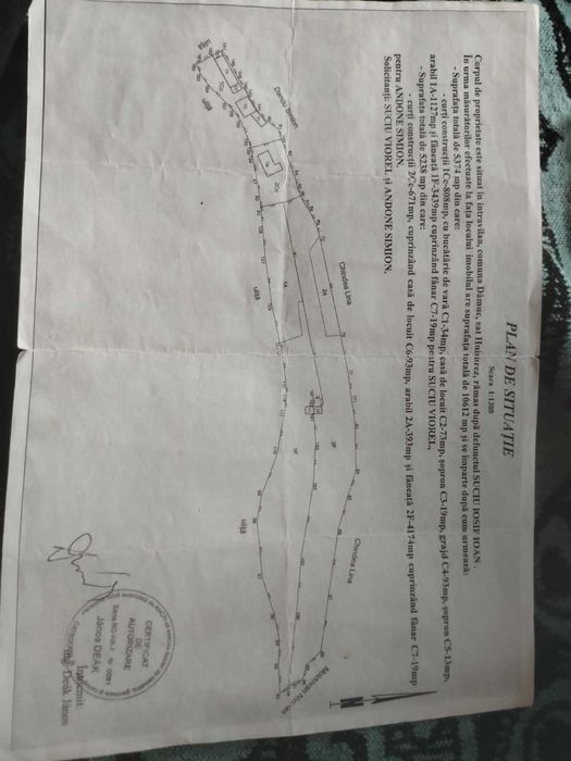 Vand teren intravilan, cu o casa, apa potabila, energie electrica.