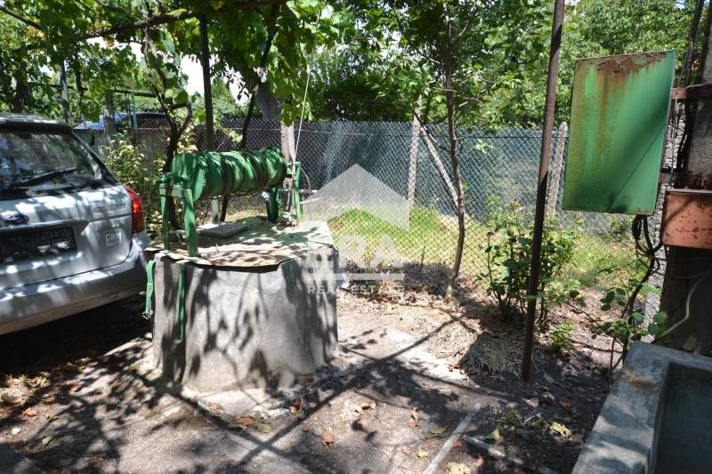 Вила с двор във вилна зона ,,Куба,,