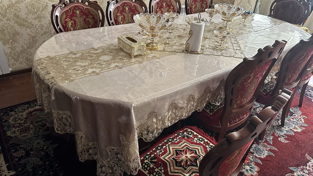 Продается большой стол со стульями