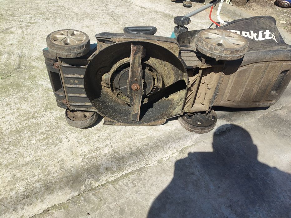 Masina de tuns iarba electrica Makita