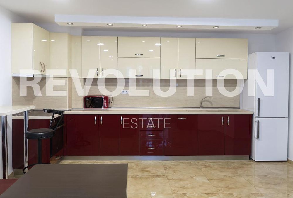 Дава се под наем Тристаен апартамент в Варна, Окръжна болница - 118 кв.м за 525 € - Снимка #1