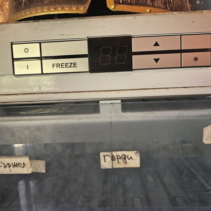 Продавам вертикален фризер