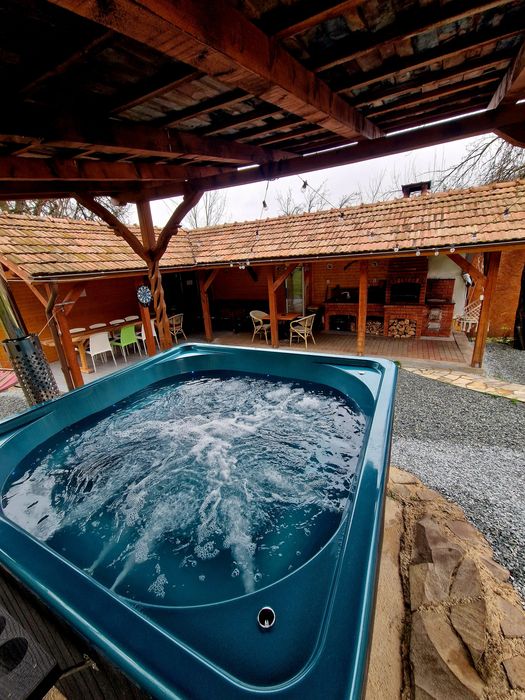 Cabana  de inchiriat cu ciubar si piscina