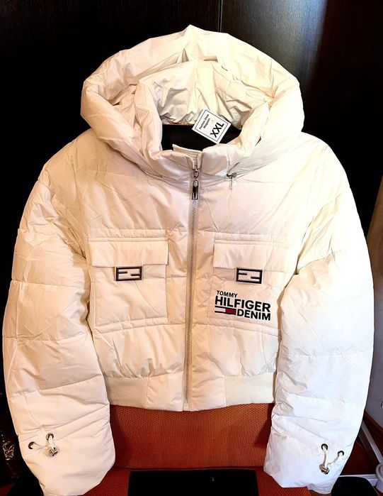 Vand geaca alba noua