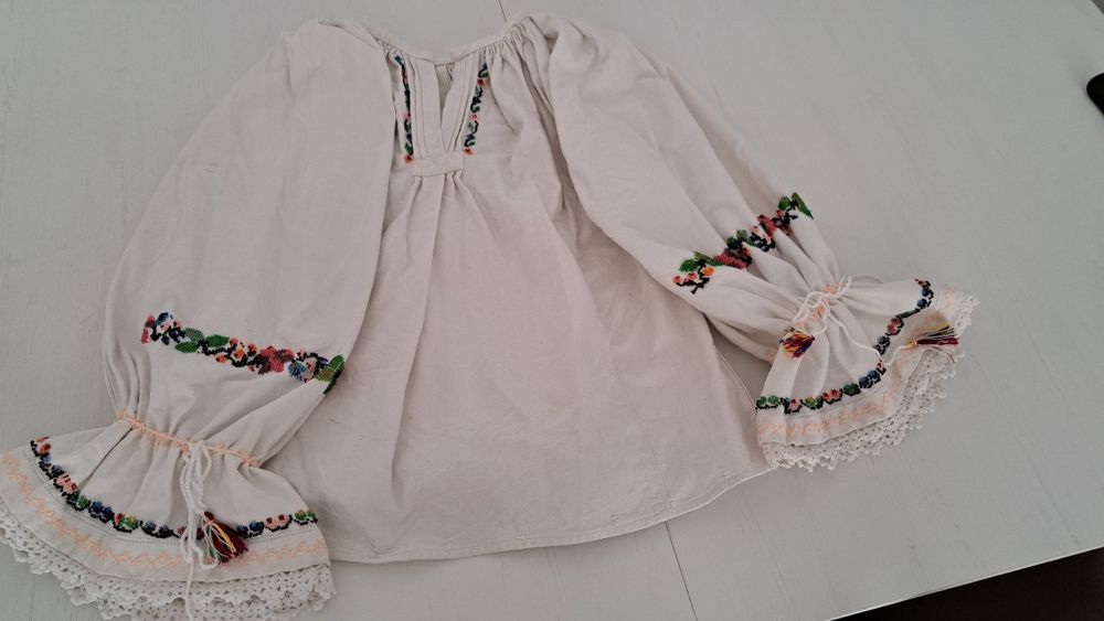 Ie/Cămășă populară cusută manual cu mărgele