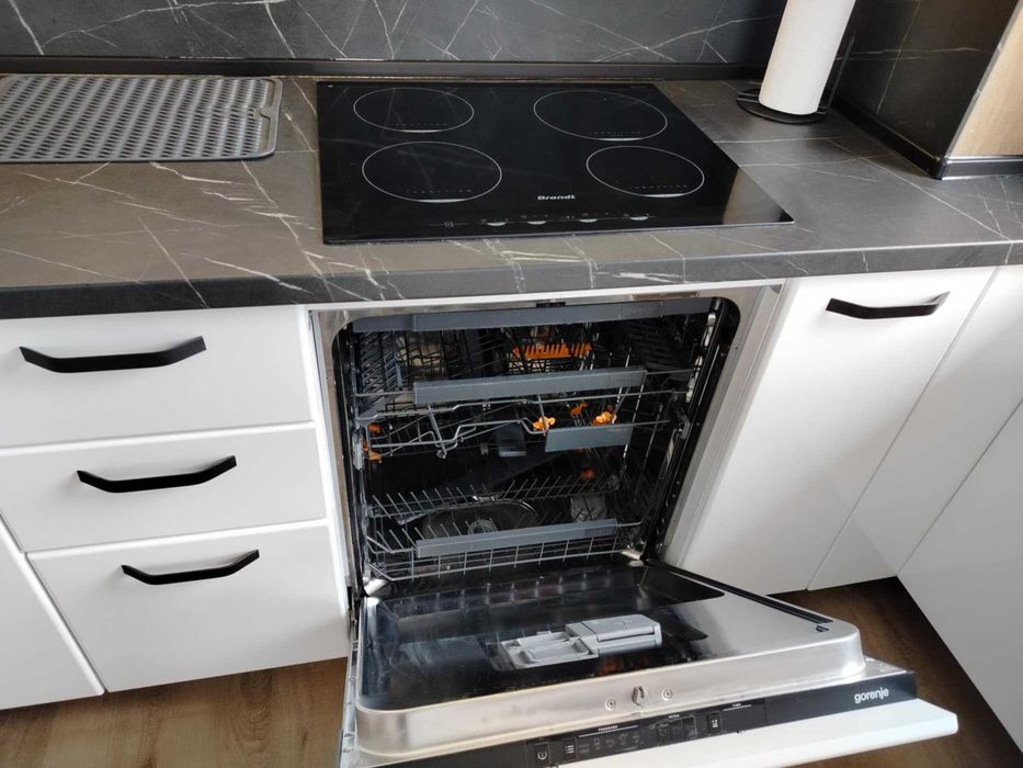 Дава се под наем Тристаен апартамент в Варна, Младост 1 - 100 кв.м за 816 € - Снимка #1