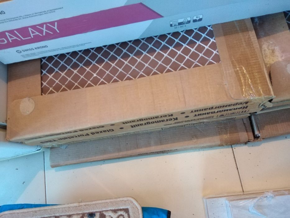 Продам ламинат и керамогранит