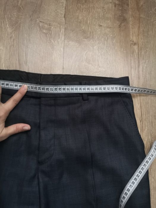 Pantaloni costum, mărimea 52. 80% lână.