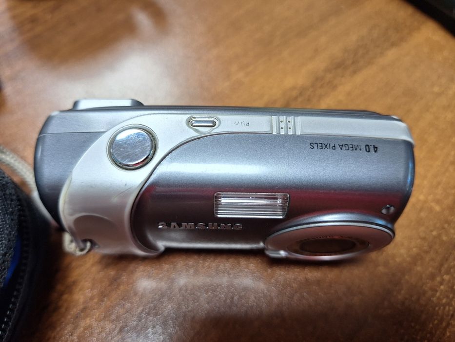 Продавам фотоапарат samsung в комплект със зарядно за акумулаторни бат