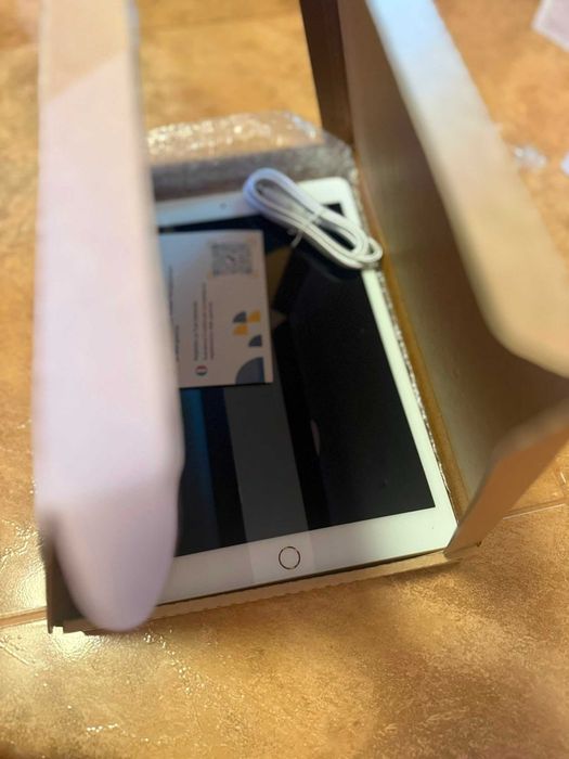 Ipad 8 gen WiFi gold 128gb