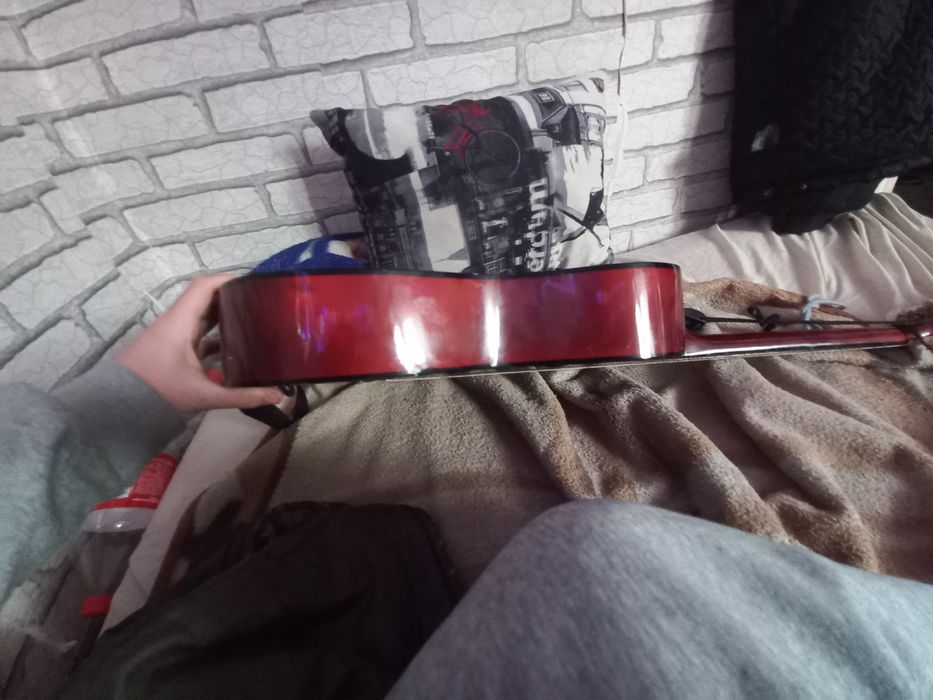 Продам гитару  foix