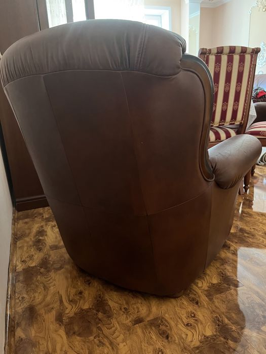 Кожаный диван в комплекте