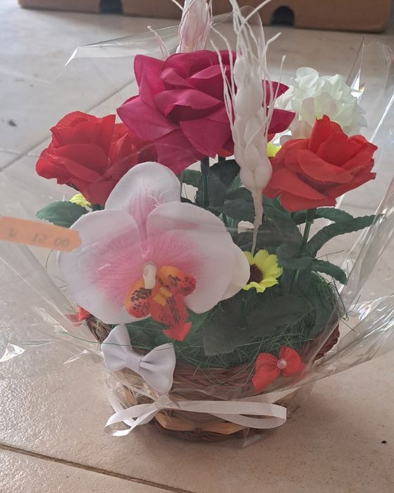 Изкуствени цветя в кошничка