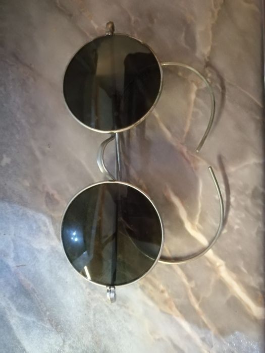 Много стари слънчеви очила.